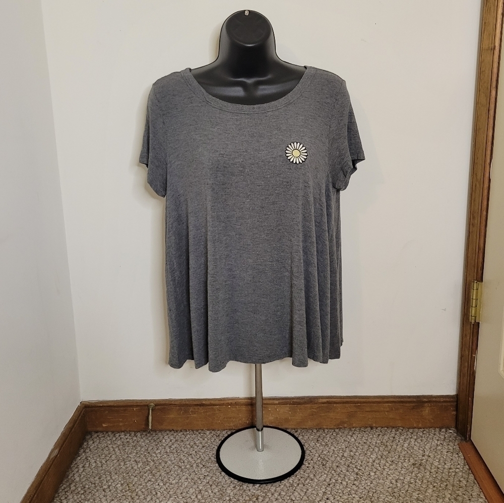 American Eagle Women's Soft & Sexy Flower Tee - Size (M) - Excellent Condition